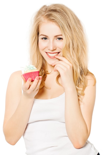 Glimlachend meisje met cake in haar handen. Vrouw met mooie brede glimlach