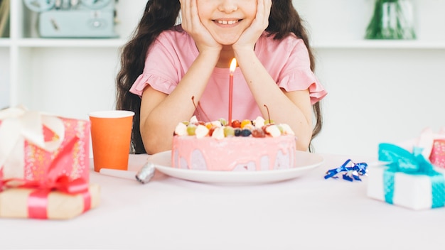 Foto glimlachend meisje met een verjaardagstaart