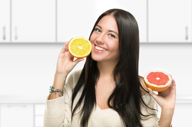 Glimlachend meisje met met citrus, natuurlijk organisch rauw vers voedselconcept