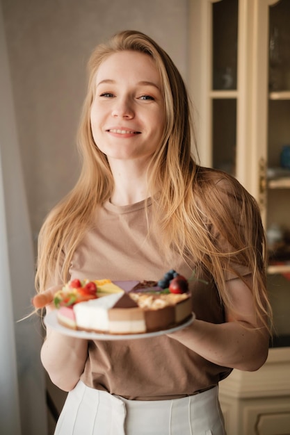 Glimlachend meisje met taarten Zoet verjaardagscadeau