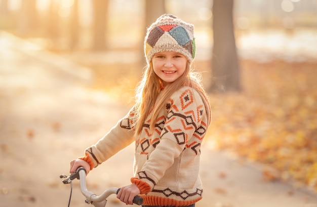 Glimlachend meisje op de fiets