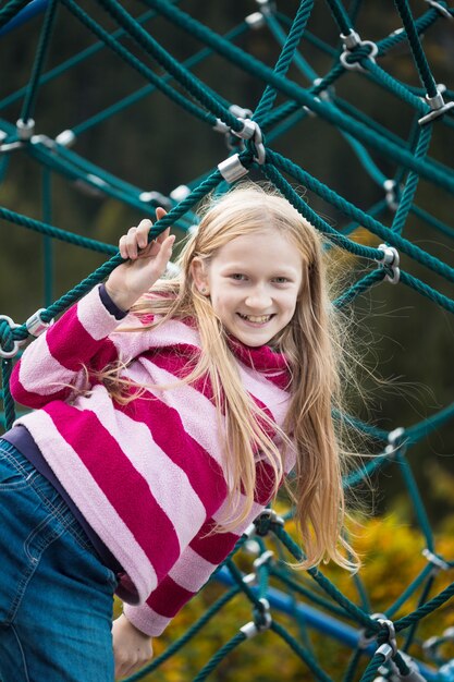 Glimlachend meisje op de speelplaats