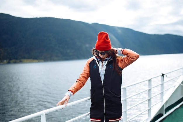 Glimlachend meisje op een veerboot jonge vrouw geniet van een veerboot op zomervakantie op zonnige dag