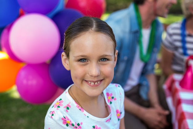 Glimlachend meisje op verjaardagsfeestje