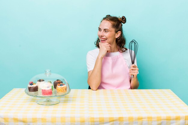 Glimlachend met een vrolijke zelfverzekerde uitdrukking met de hand op de kin