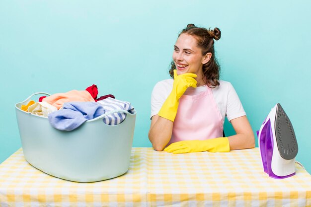 Glimlachend met een vrolijke zelfverzekerde uitdrukking met de hand op de kin