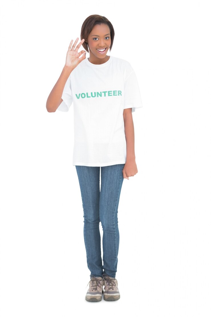 Foto glimlachend mooi model die vrijwilligert-shirt dragen