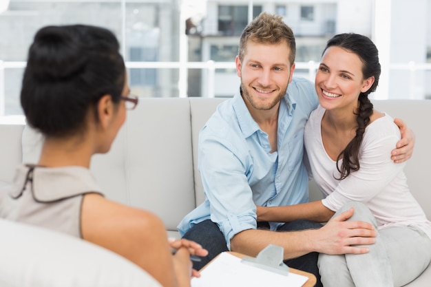 Glimlachend paar die bij therapiesessie verzoenen