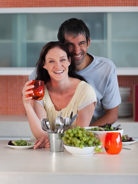 Glimlachend paar die in een keuken eten