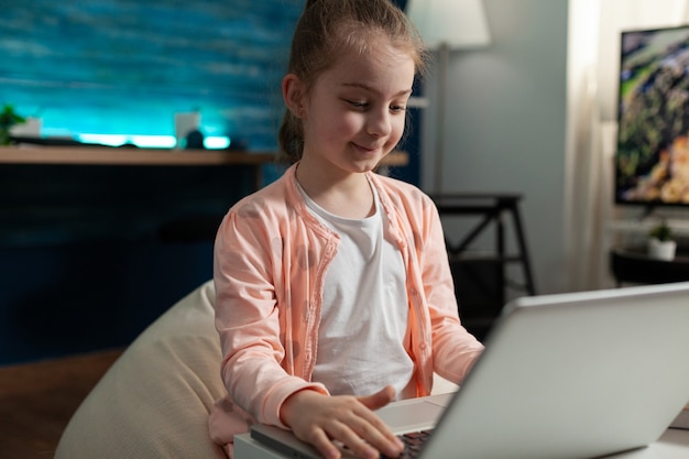 Glimlachend scholier browsen informatie op laptop werken op school huiswerk