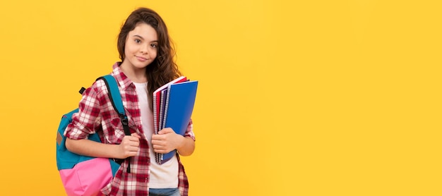 Glimlachend school tiener meisje klaar om te studeren met rugzak en notebooks onderwijs banner van school meisje student schoolmeisje leerling portret met kopie ruimte