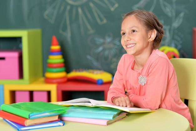 Glimlachend schoolmeisje huiswerk in de klas