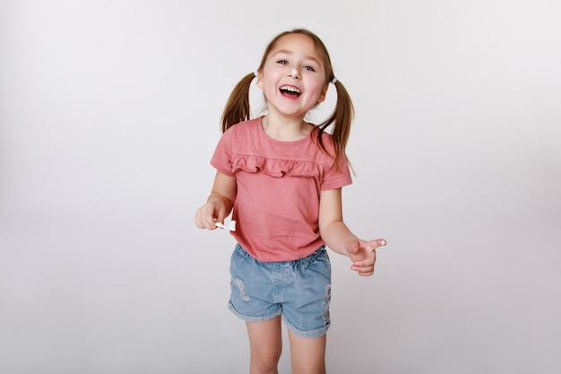Glimlachend tevreden meisje tijdens het tandenpoetsen