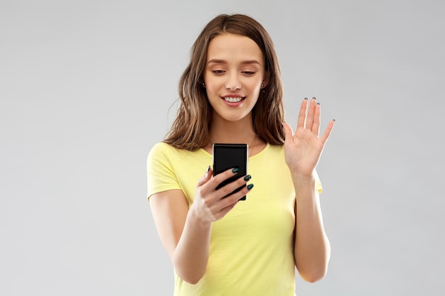 glimlachend tienermeisje met een videogesprek op een smartphone