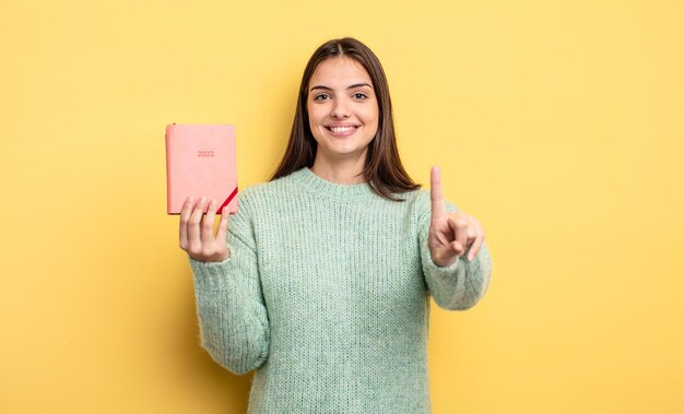 glimlachend trots en vol vertrouwen nummer één maken