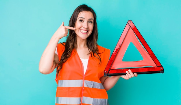 glimlachend vol vertrouwen wijzend naar eigen brede glimlach