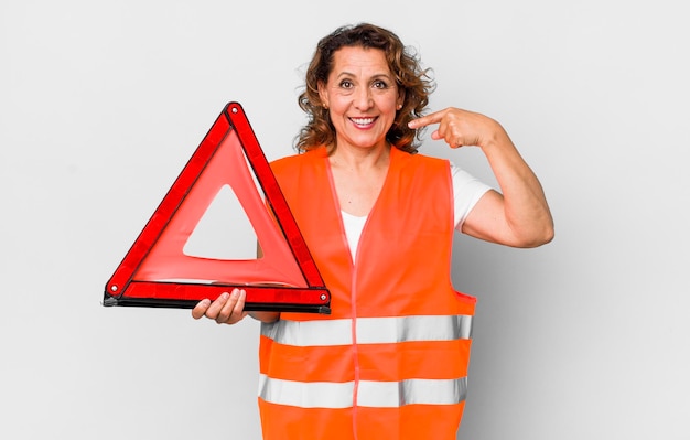 Foto glimlachend vol vertrouwen wijzend naar eigen brede glimlach