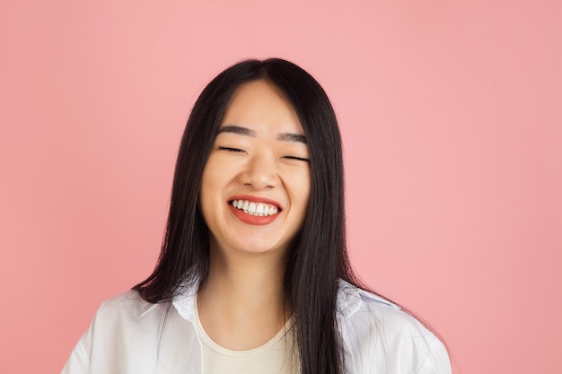 Glimlachend, vrolijk. Het portret van de Aziatische jonge vrouw. Mooi vrouwelijk model in casual stijl.