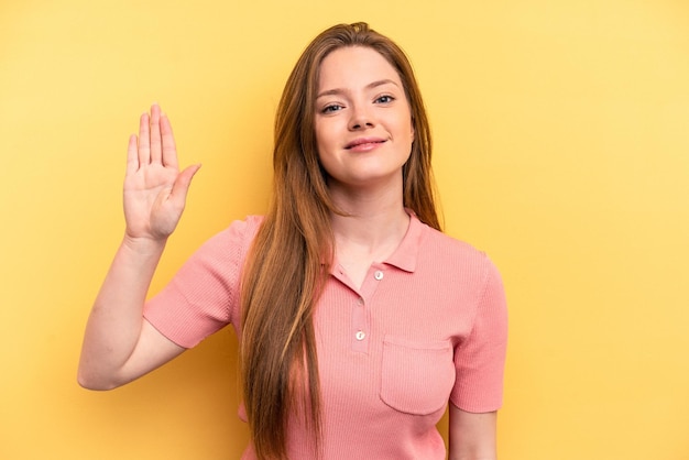 Glimlachend vrolijk tonend nummer vijf met vingers