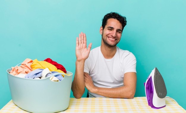 Glimlachend, vrolijk zwaaiend met de hand, verwelkomend en groetend