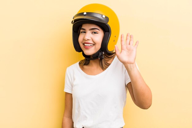 Glimlachend, vrolijk zwaaiend met de hand, verwelkomend en groetend