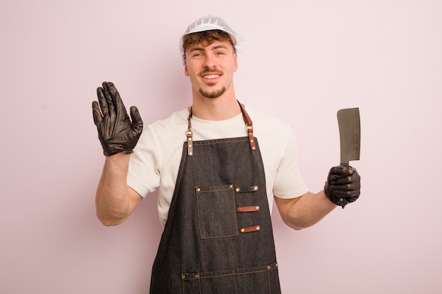 Glimlachend, vrolijk zwaaiend met de hand, verwelkomend en groetend