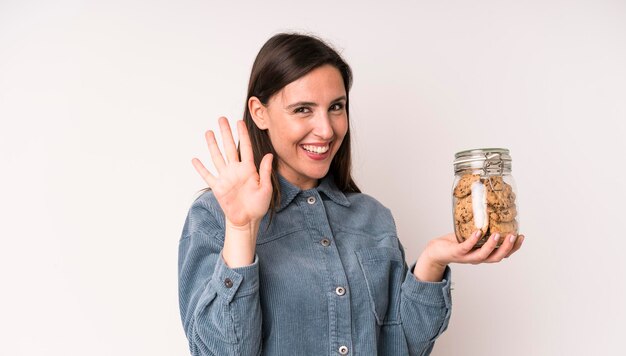 Glimlachend, vrolijk zwaaiend met de hand, verwelkomend en groetend