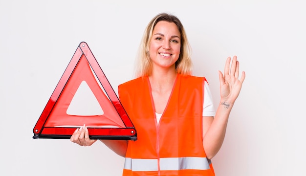 Glimlachend, vrolijk zwaaiend met de hand, verwelkomend en groetend