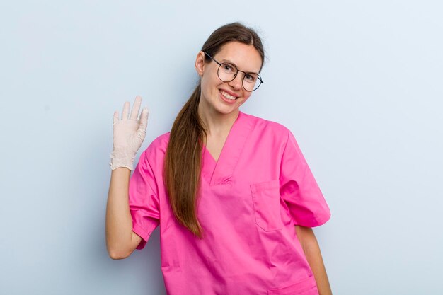 Glimlachend, vrolijk zwaaiend met de hand, verwelkomend en groetend