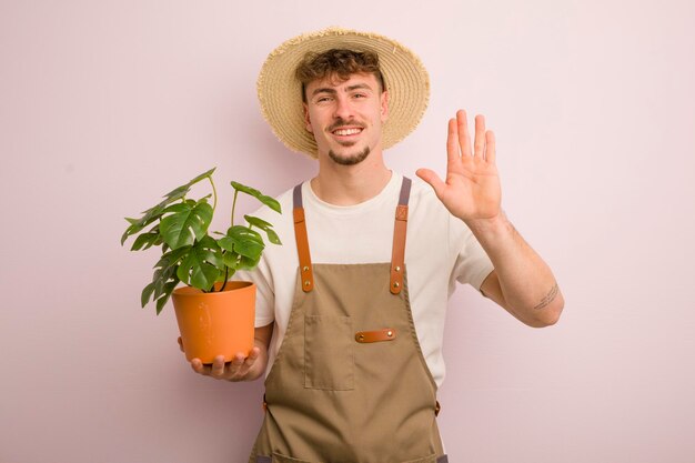 Glimlachend, vrolijk zwaaiend met de hand, verwelkomend en groetend