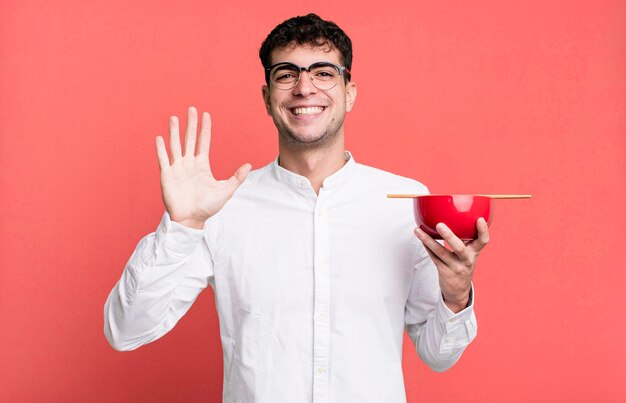 Glimlachend, vrolijk zwaaiend met de hand, verwelkomend en groetend