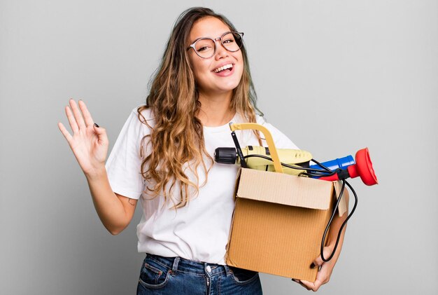 Glimlachend, vrolijk zwaaiend met de hand, verwelkomend en groetend