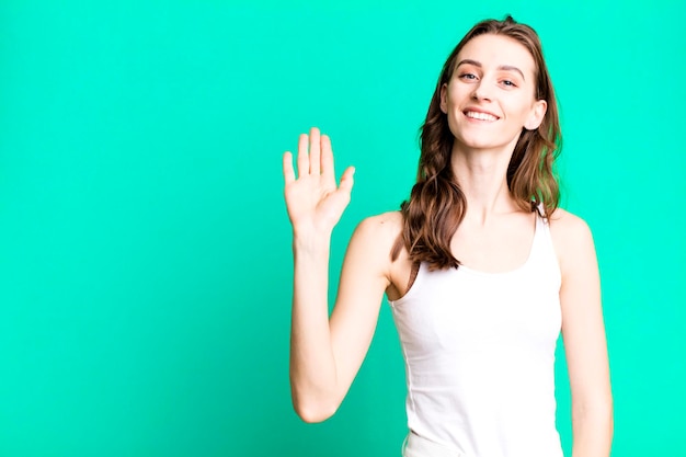 Glimlachend, vrolijk zwaaiend met de hand, verwelkomend en groetend