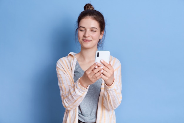 Glimlachend wijfje met donker haar en knoop