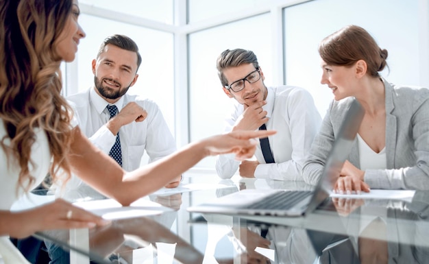 Glimlachend zakelijk team aan de balie