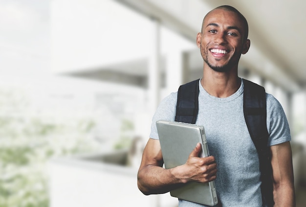 Glimlachende Afrikaanse studentenmens met laptop