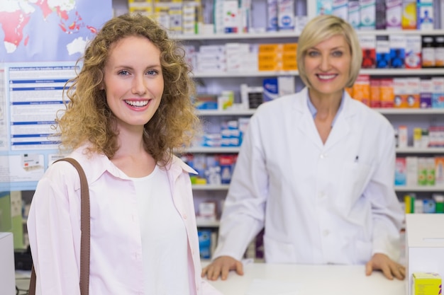 Glimlachende apotheker en klant die een product bespreken