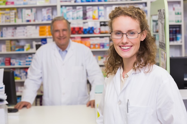 Glimlachende apothekers die camera bekijken