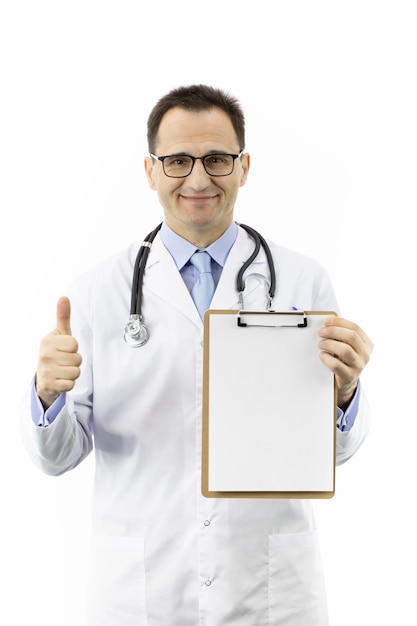 Glimlachende arts in witte laag met leeg klembord dat als teken toont. Gezondheidszorg