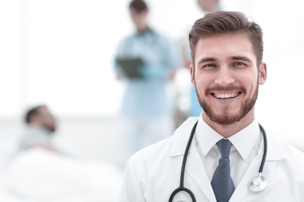 Glimlachende arts op onscherpe achtergrond