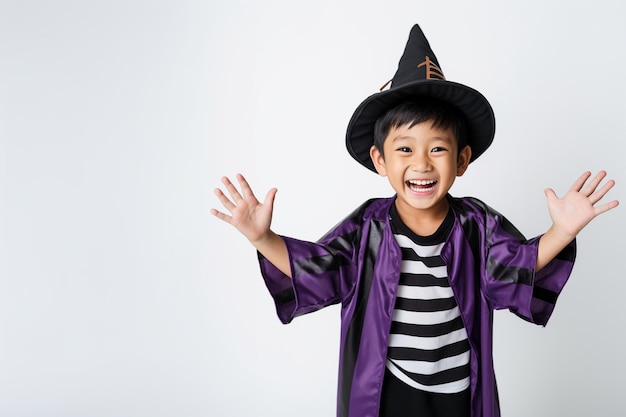glimlachende aziatische jongen met heksenhalloween-kostuum