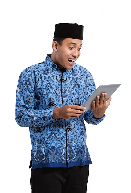 Glimlachende Aziatische mens die een blauw traditioneel overhemd draagt