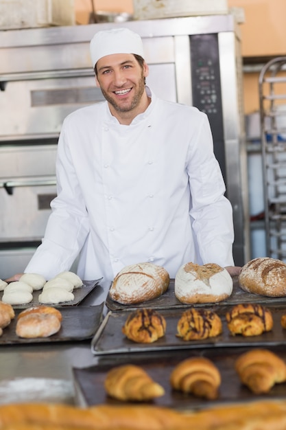 Glimlachende bakker die camera bekijkt