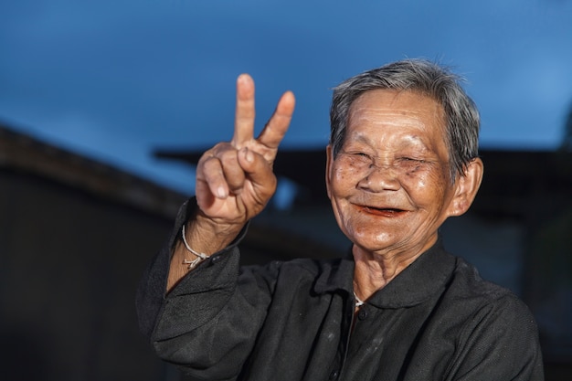 Glimlachende bejaarde mensen in Thailand