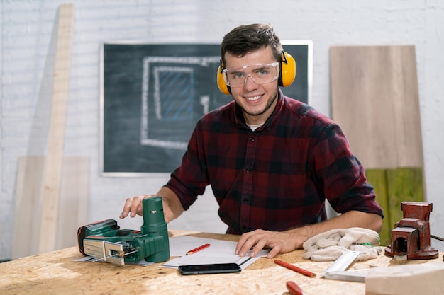 Glimlachende bouwvakker op het werk