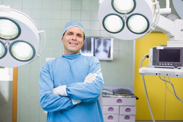 Glimlachende chirurg in operatiekamer
