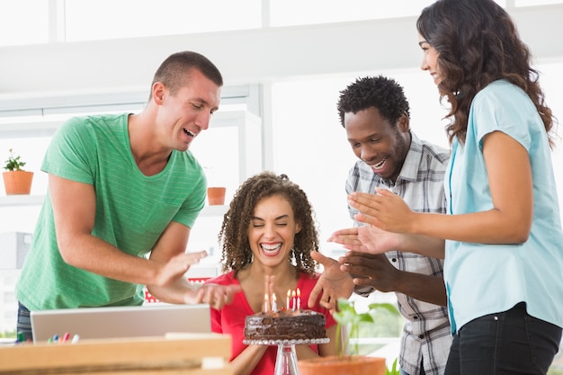 Glimlachende collega&#39;s die verjaardag vieren