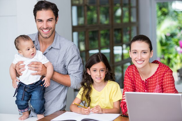 Glimlachende familie bij bureau