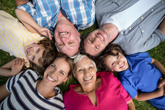 Glimlachende familie die in het gras ligt