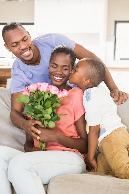 Glimlachende familie die pret heeft samen